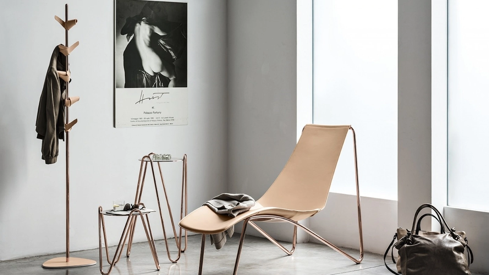 Appendiabiti in metallo con base e supporti rivestiti in cuoio Apelle Tree di Midj