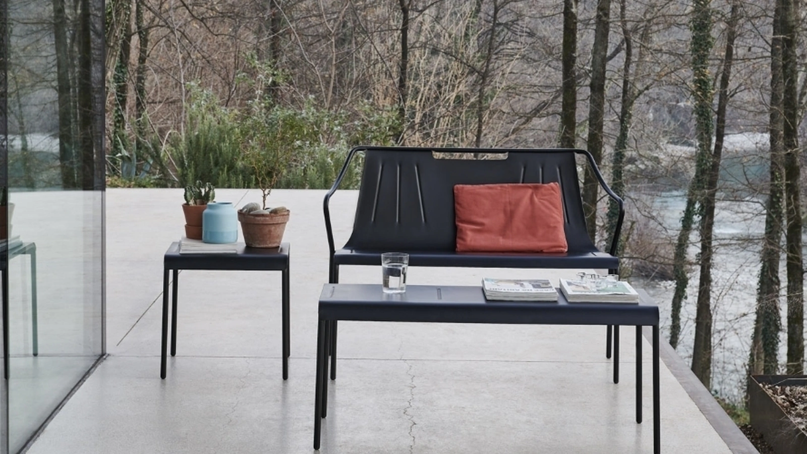 Tavolino Ola CT con struttura e piano in metallo di Midj