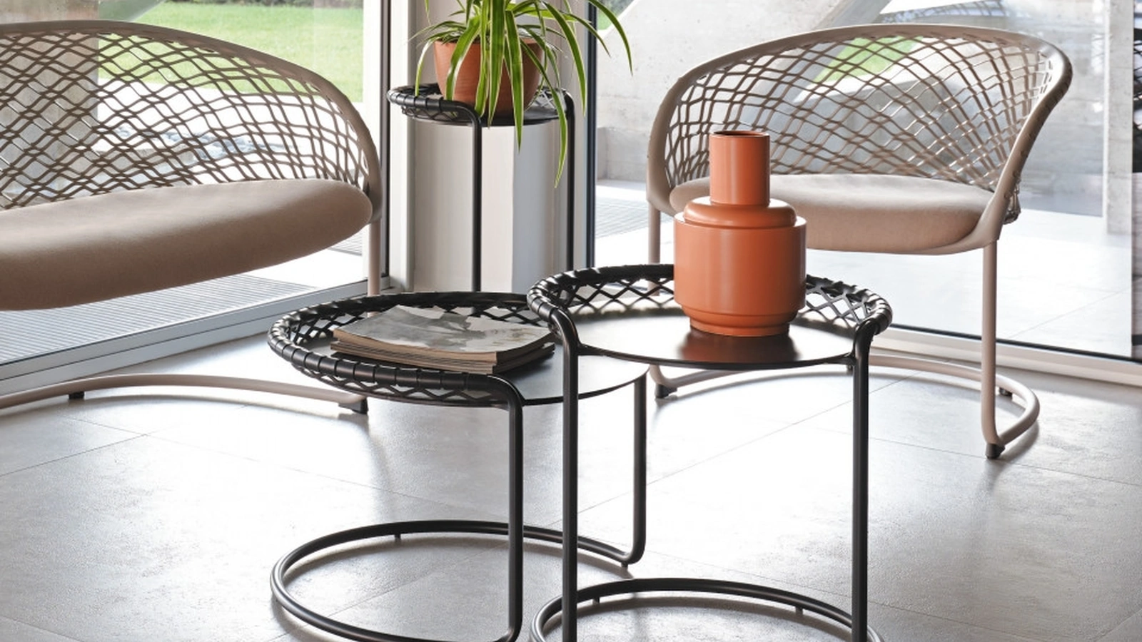 Tavolino P47 CT in metallo con finitura in cuoio disponibile in tre dimensioni di Midj