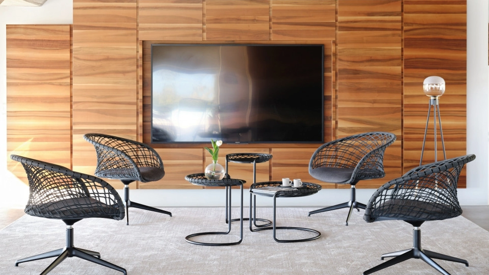 Tavolino P47 CT in metallo con finitura in cuoio disponibile in tre dimensioni di Midj