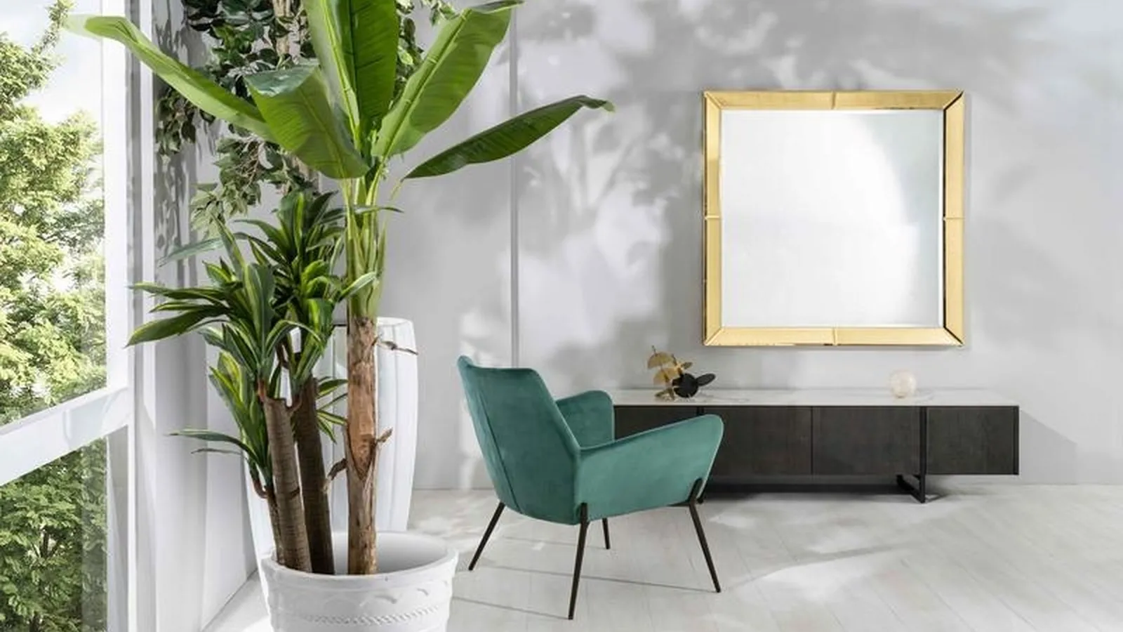 Specchio da parete Eracle con cornice in legno finitura Oro di Stones