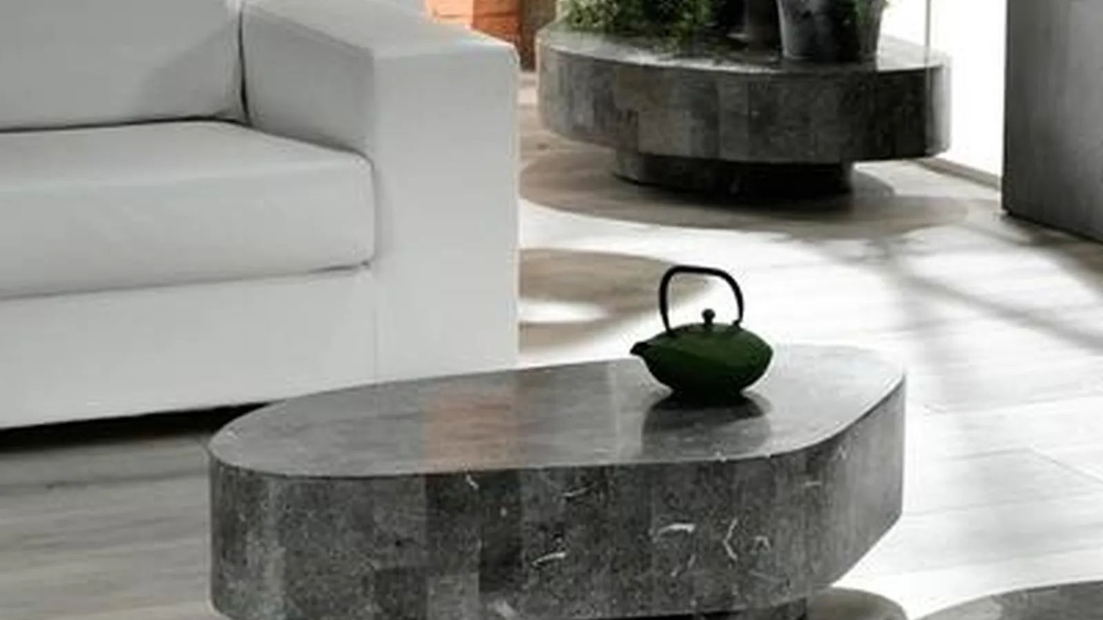 Tavolino Trapezio in pietra fossile di Stones