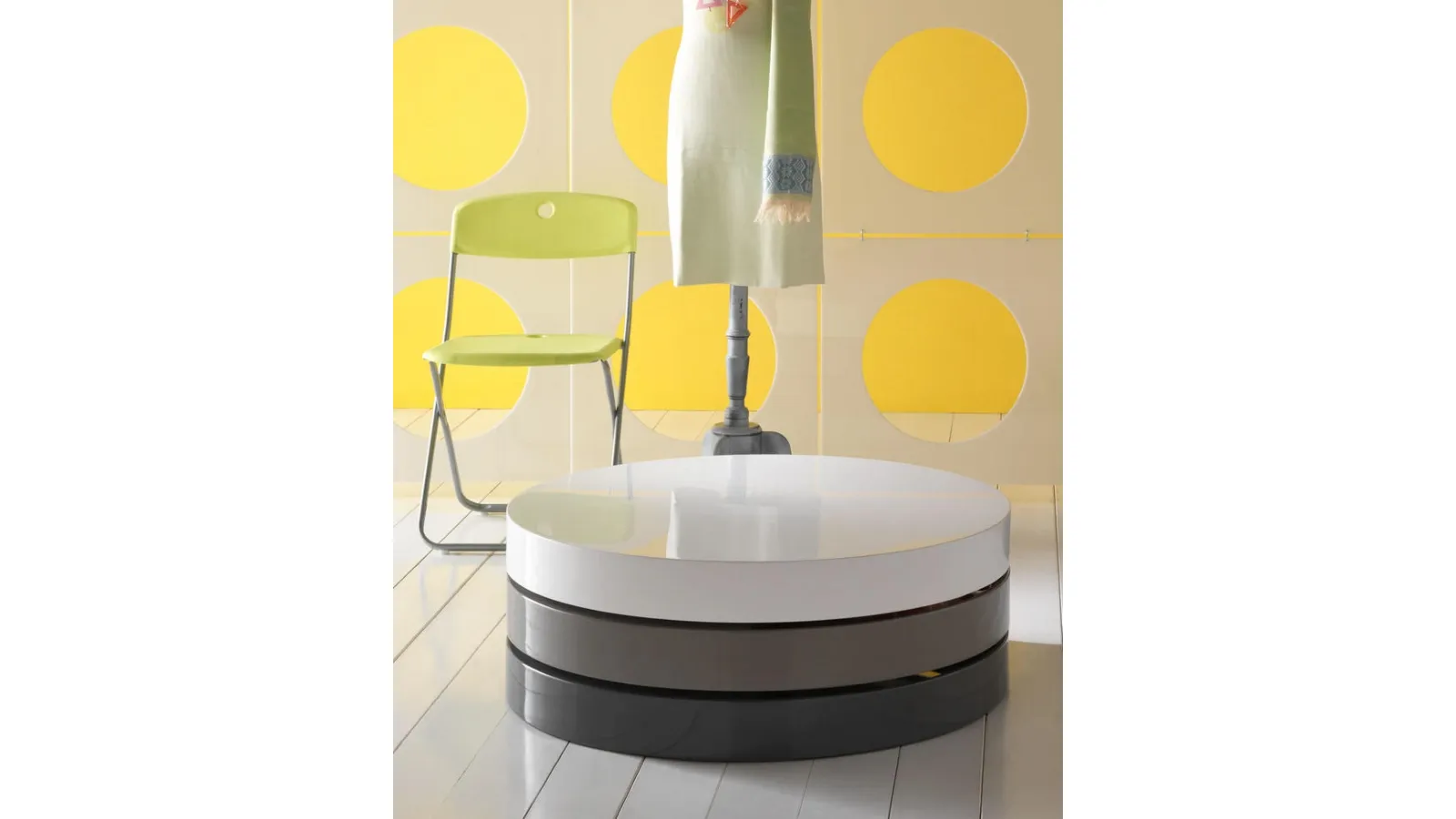 Tavolino Twist 1 in MDF composto da tre ripiani contenitori girevoli laccati, bianco, grigio chiaro e grigio scuro di Stones