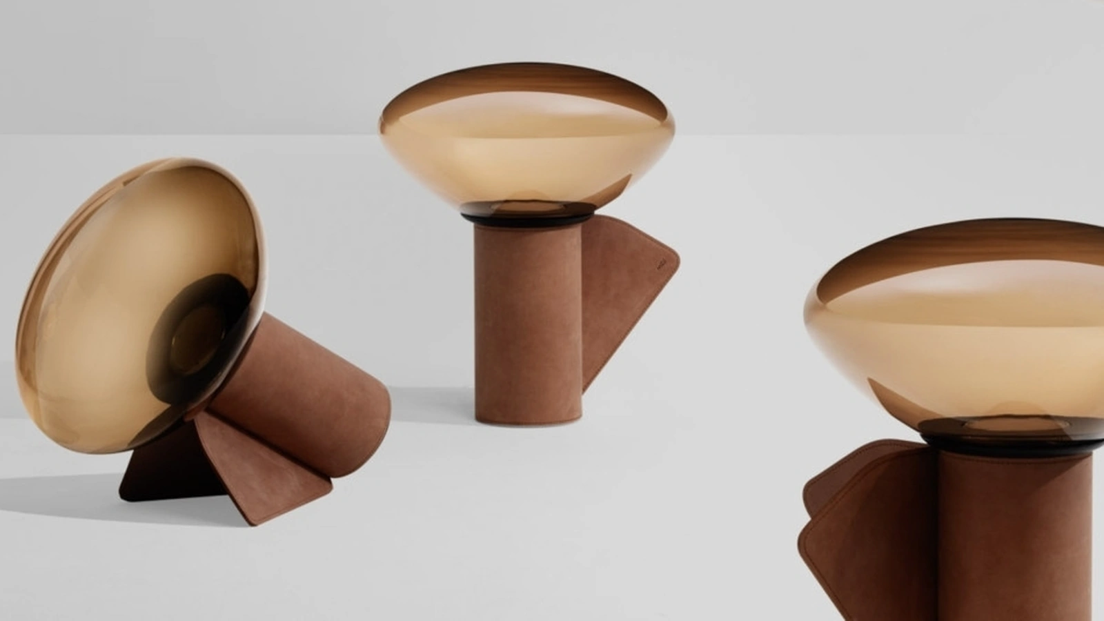 Lampada da terra Mug XL in cuoio con diffusore in vetro di Midj