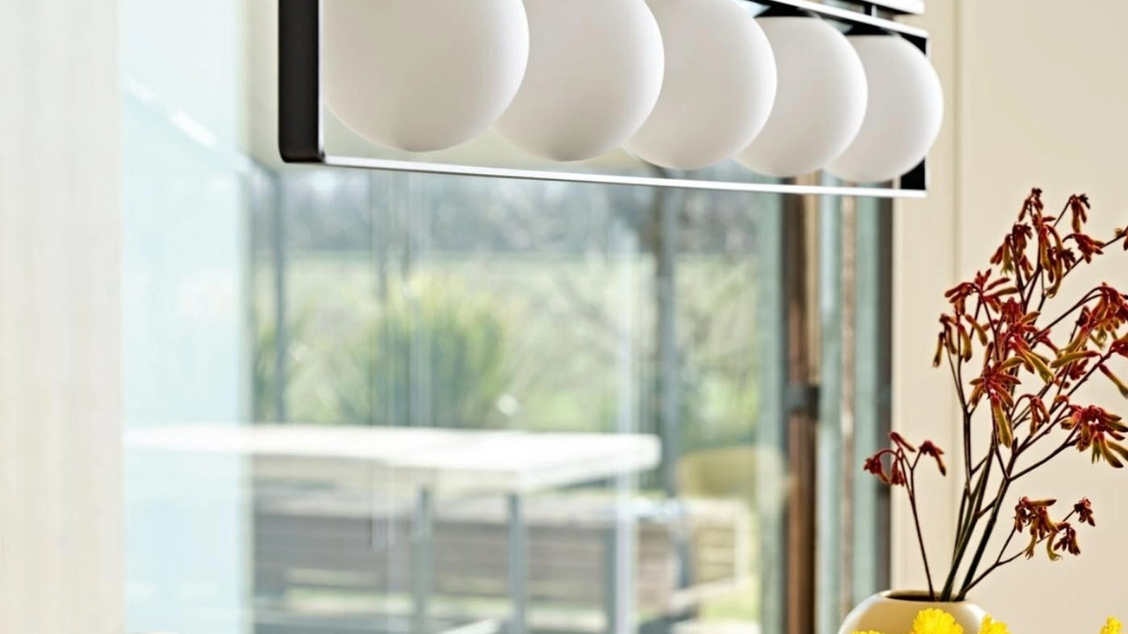 Lampada a sospensione Suspense in metallo con 5 sfere in vetro soffiato di Midj