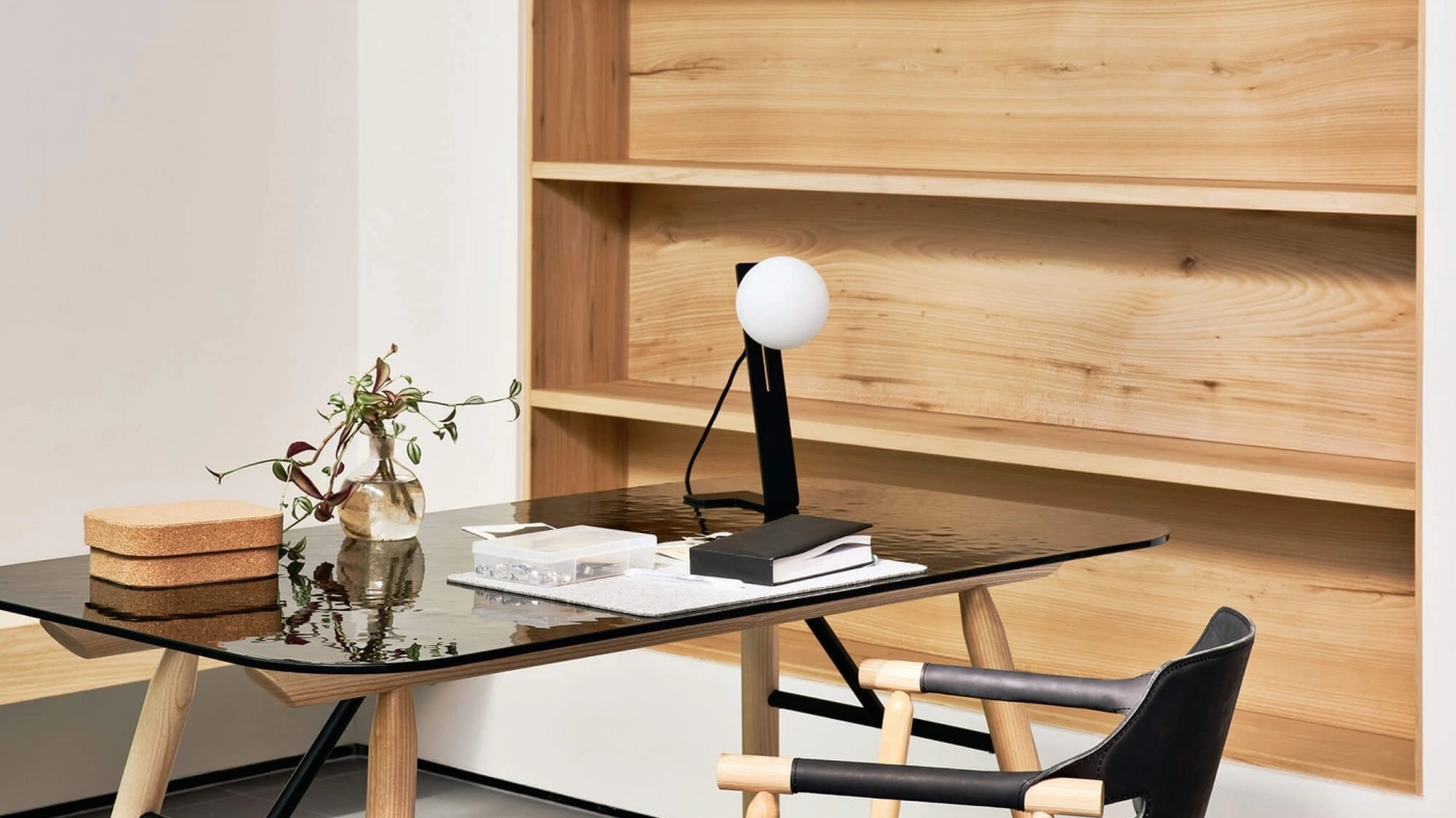 Lampada in metallo nero con diffusore in vetro soffiato Suspense di Midj