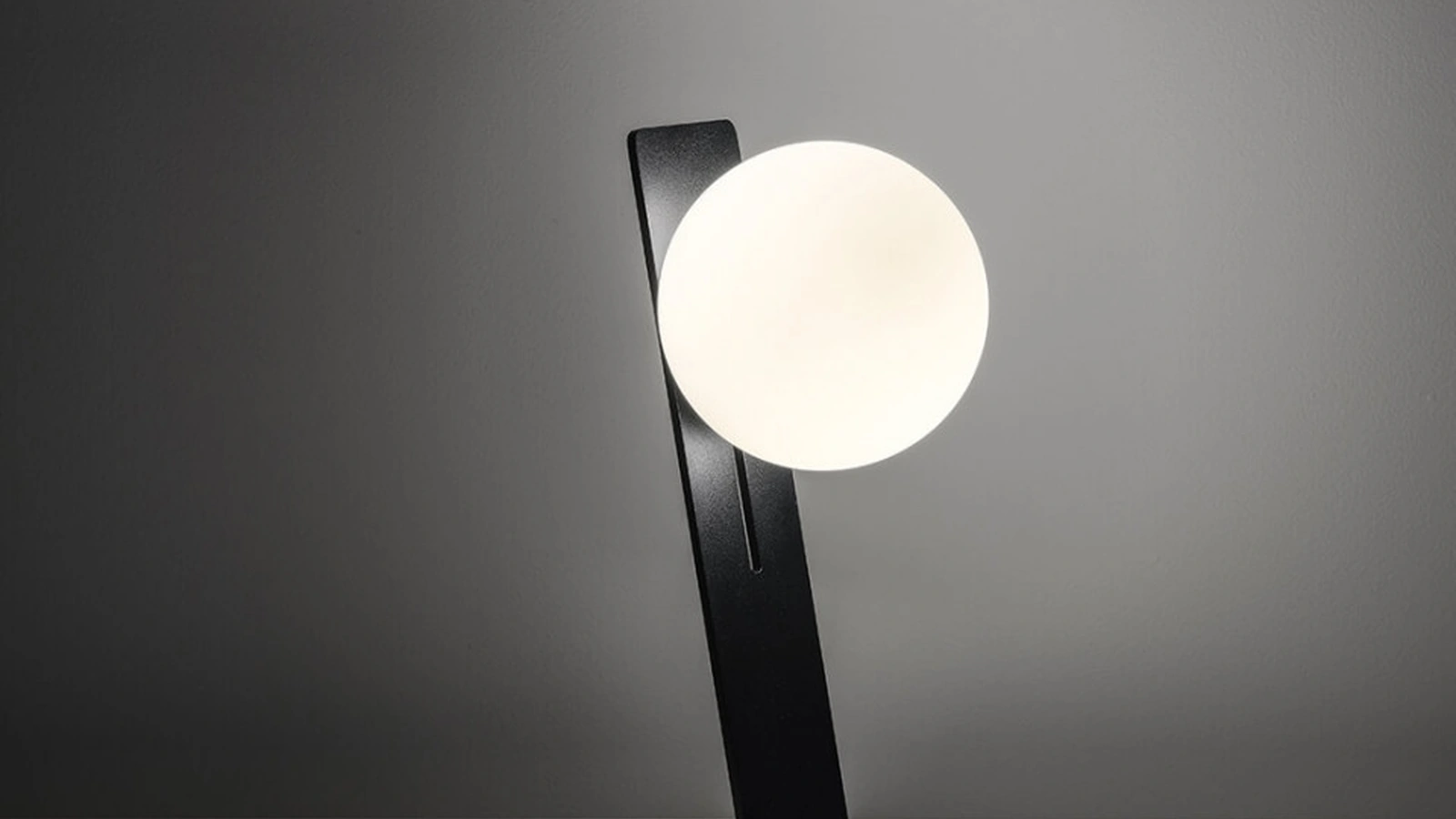 Lampada in metallo nero con diffusore in vetro soffiato Suspense di Midj