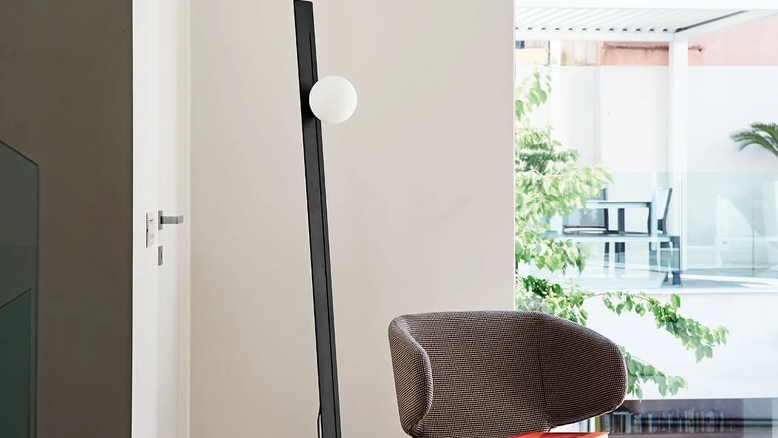 Lampada da terra Suspense in metallo Nero con diffusore in vetro soffiato regolabile in altezza lungo la barra di Midj