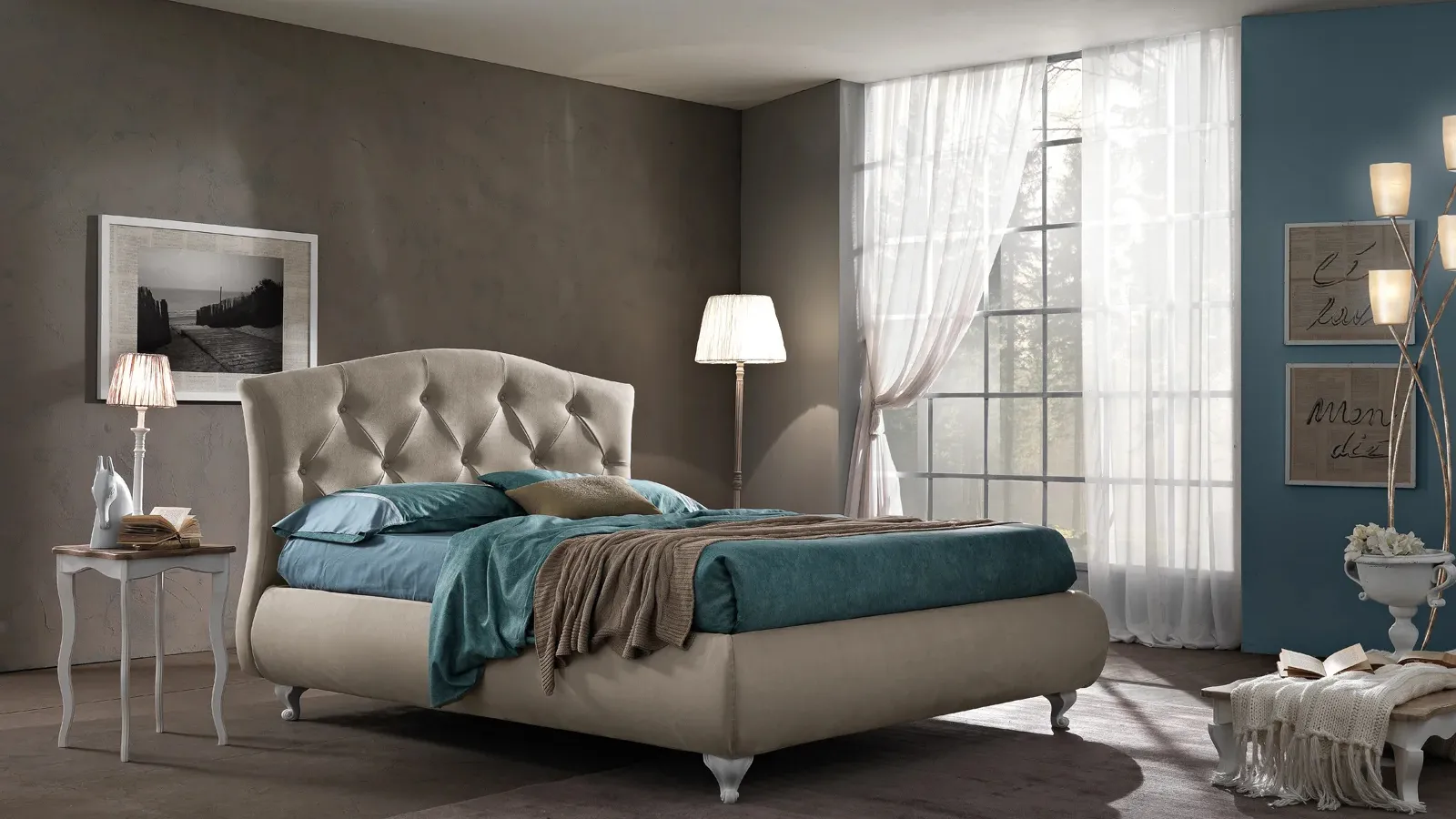 Letto con testiera sagomata e trapuntata e giroletto bombato King di Artigianaletti