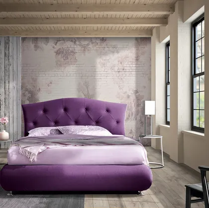 Letto con testiera sagomata e trapuntata e giroletto bombato King di Artigianaletti