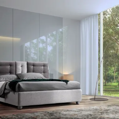 Letto in tessuto bicolore con testiera a 3 pannelli trapuntati Xenial di Artigianaletti