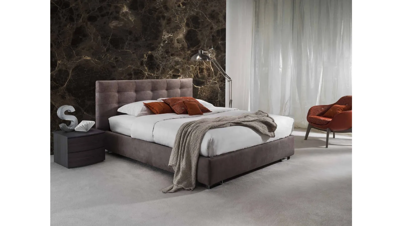 Letto in tessuto con testiera trapuntata Como di GR Salotti