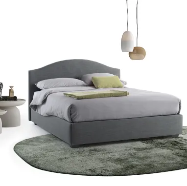 Letto in tessuto imbottito con testiera sagomata Giove di GR Salotti