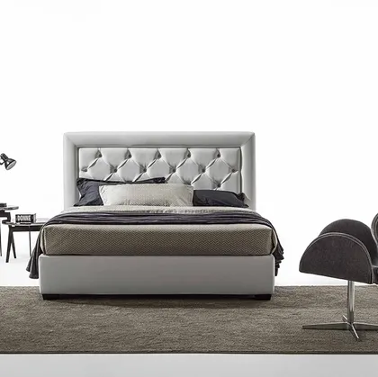 Letto in pelle con testiera trapuntata Mito di GR Salotti