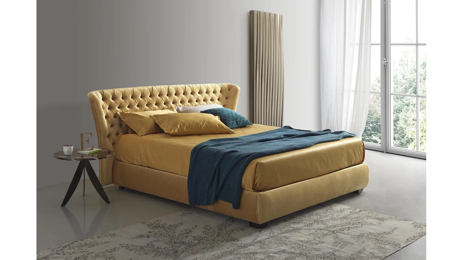 Letto matrimoniale Urbino in pelle con testiera trapuntata con lavorazione capitonné di GR Salotti