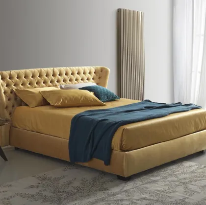 Letto matrimoniale Urbino in pelle con testiera trapuntata con lavorazione capitonné di GR Salotti