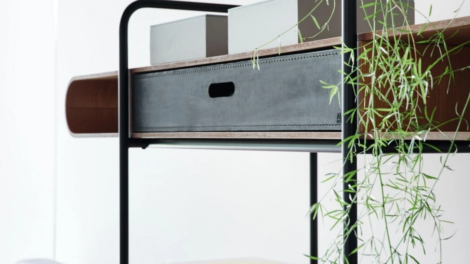 Libreria Apelle in metallo con ripiani in legno e cassetti in cuoio di Midj