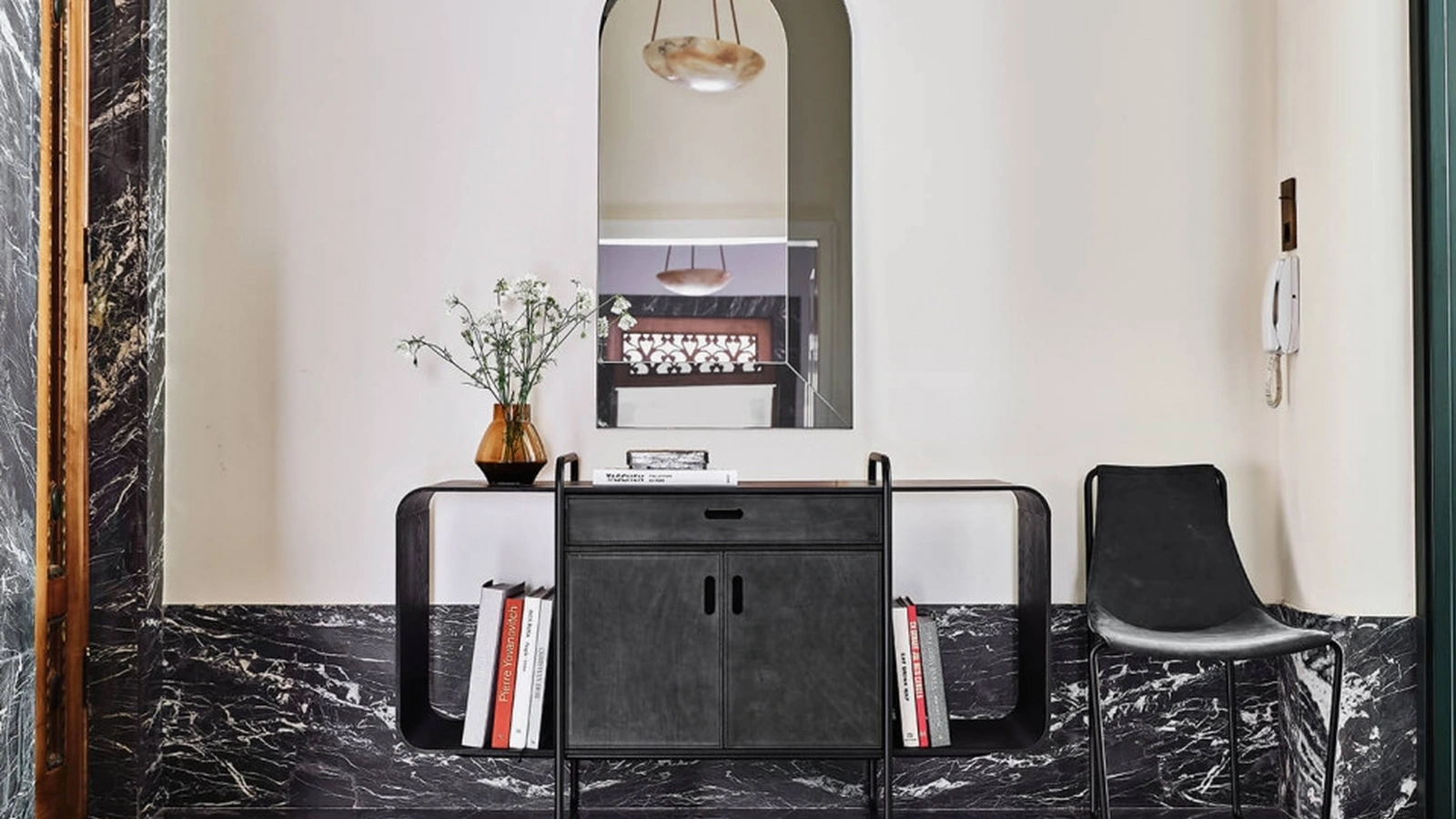 Madia Apelle in legno con ante in cuoio e struttura in metallo di Midj