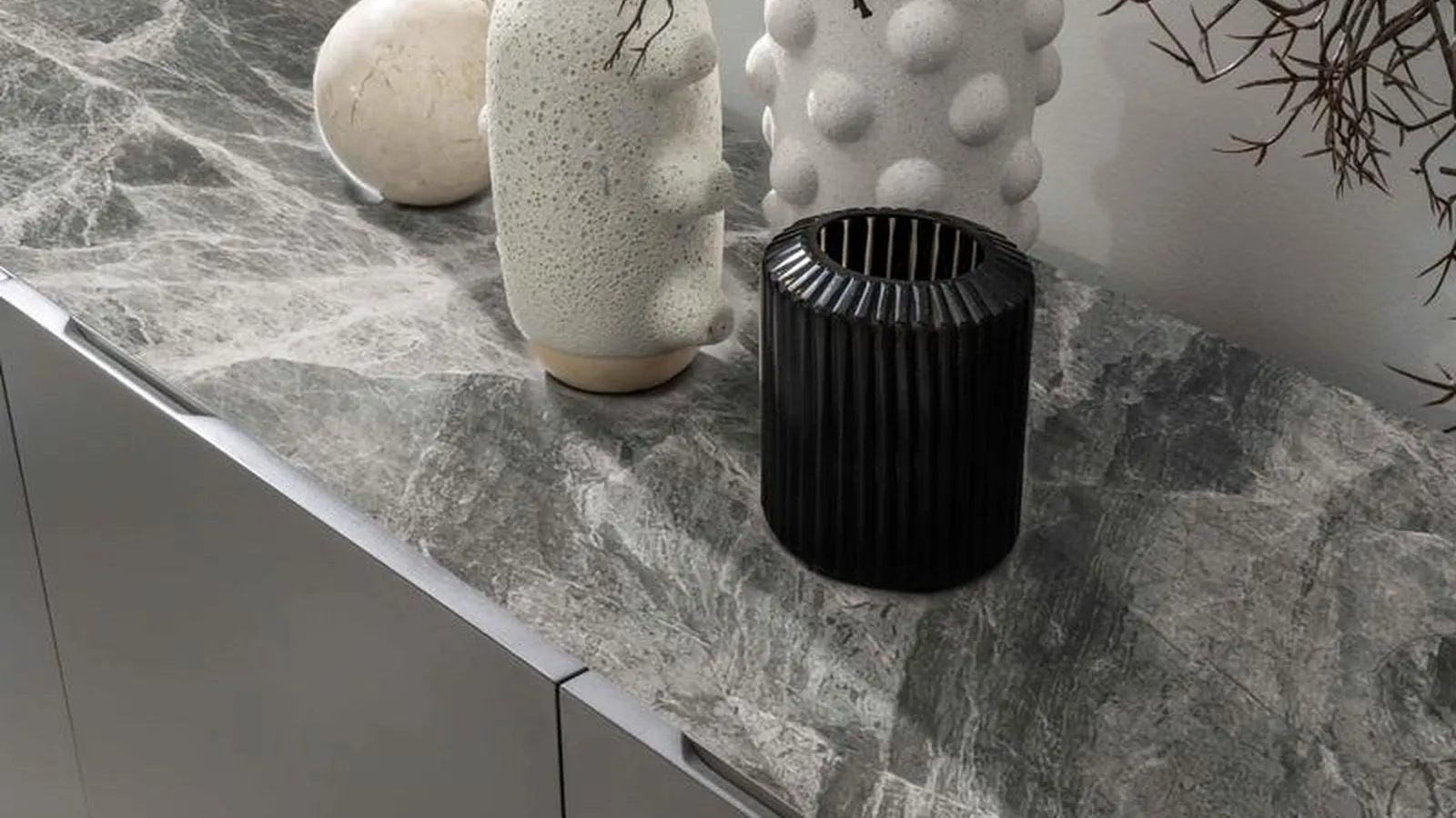 Madia Pegaso in MDF finitura Grigio scuro con top in ceramica marmo grigio con venature vistose di Stones