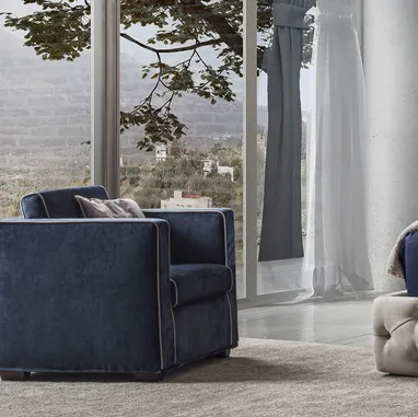 Poltroncina in tessuto dalla forma squadrata Alice di GR Salotti