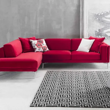 Divano ad angolo rivestito in tessuto Rosso Siena di GR Salotti