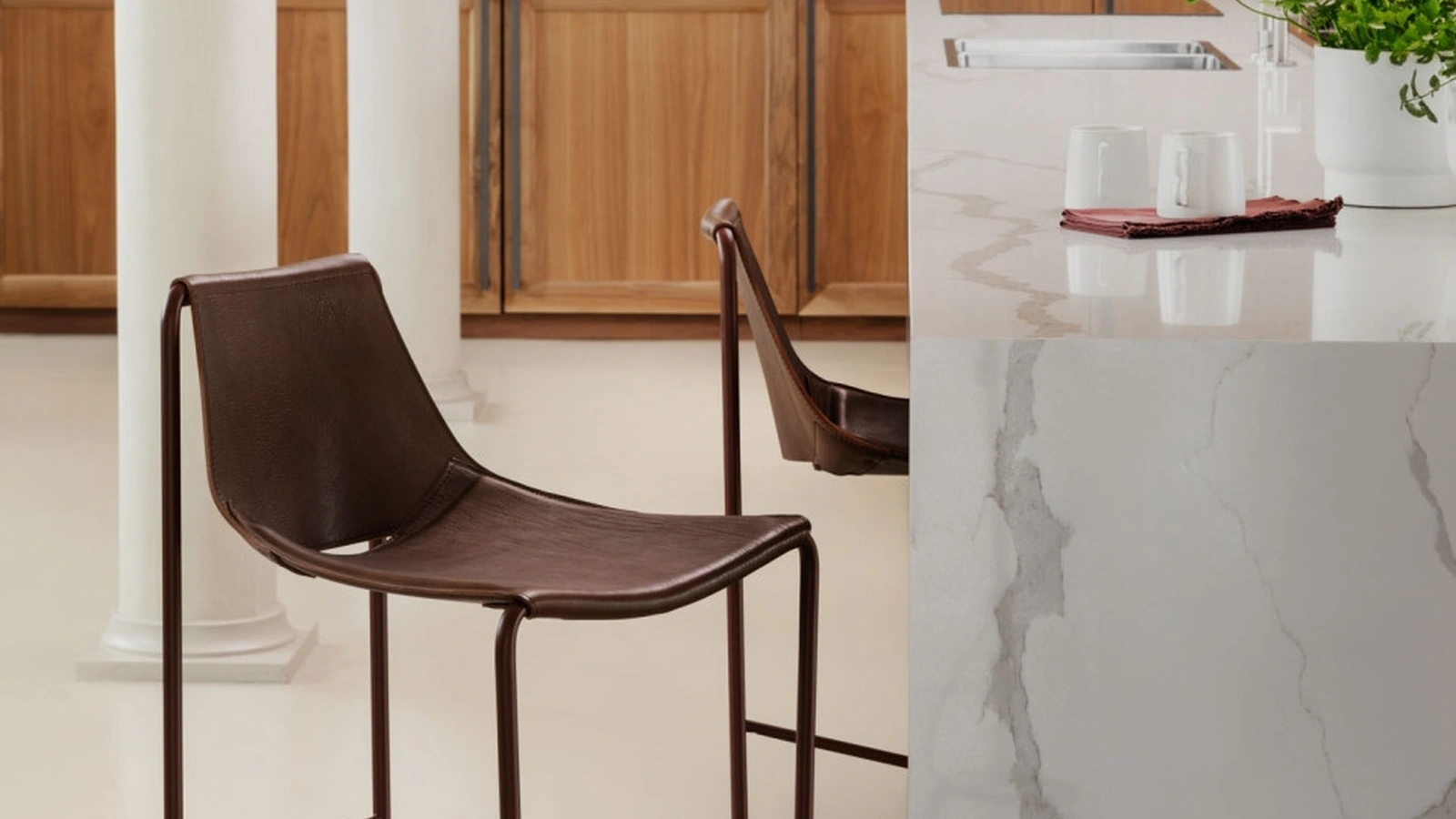 Sgabello Apelle in cuoio di Midj