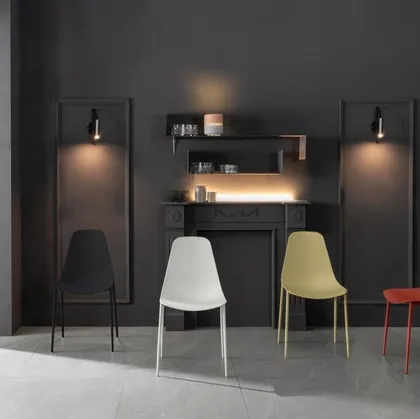 Sedia in vari colori in polipropilene con gambe in metallo Frida di Stones