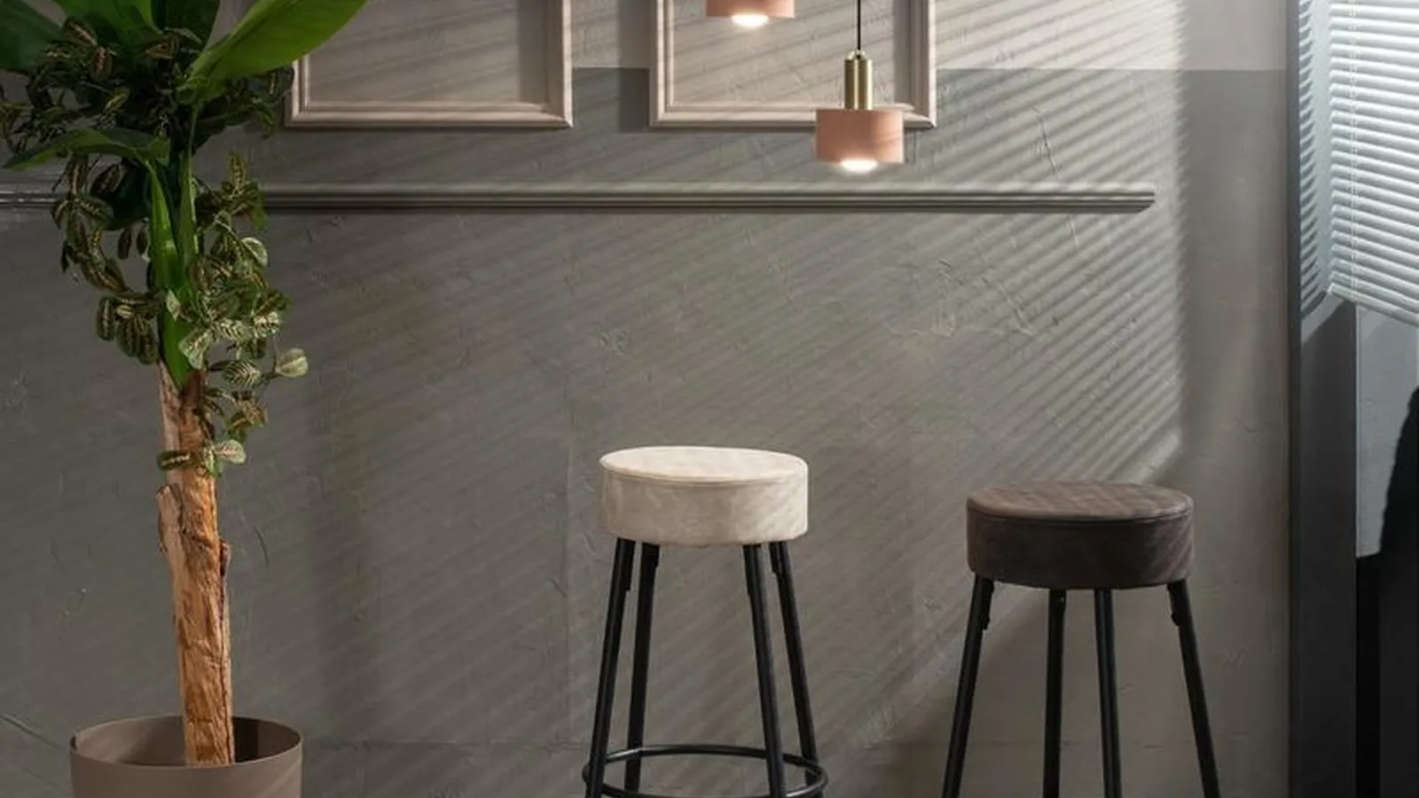 Sgabello in microfibra con gambe in metallo Greg di Stones