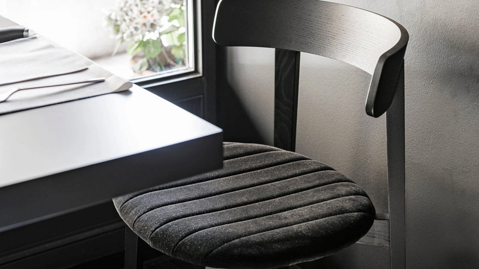 Sedia Maya S L TS in legno con seduta in tessuto di Midj