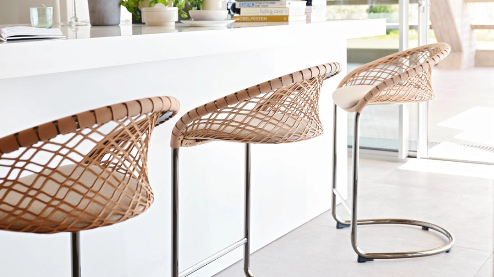 Sgabello in cuoio intrecciato P47 di Midj