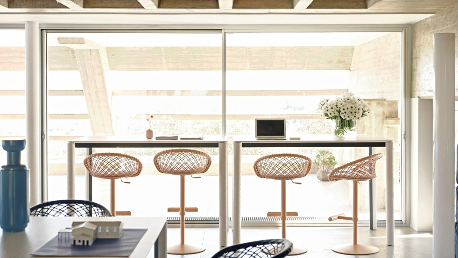 Sgabello in cuoio intrecciato P47 di Midj