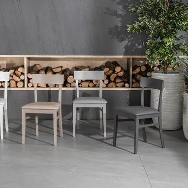 Sedia con struttura in legno di faggio laccato con seduta in ecopelle imbottita Monaco di Stones