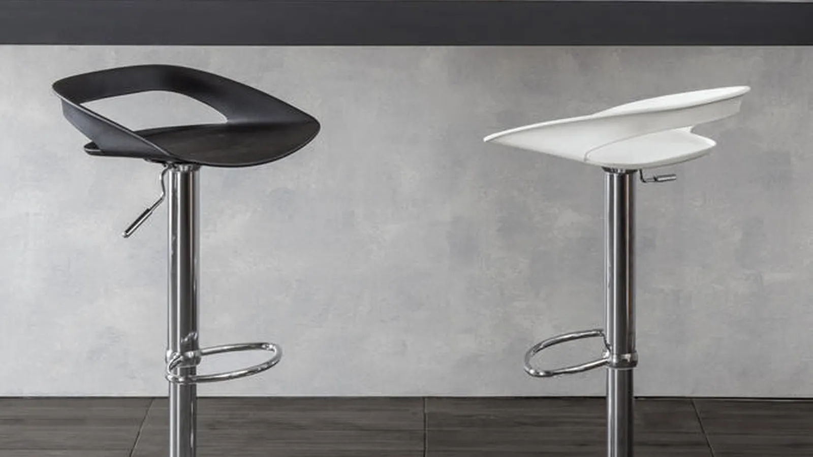 Sgabello Glen con seduta in polipropilene e base in metallo cromato di Stones