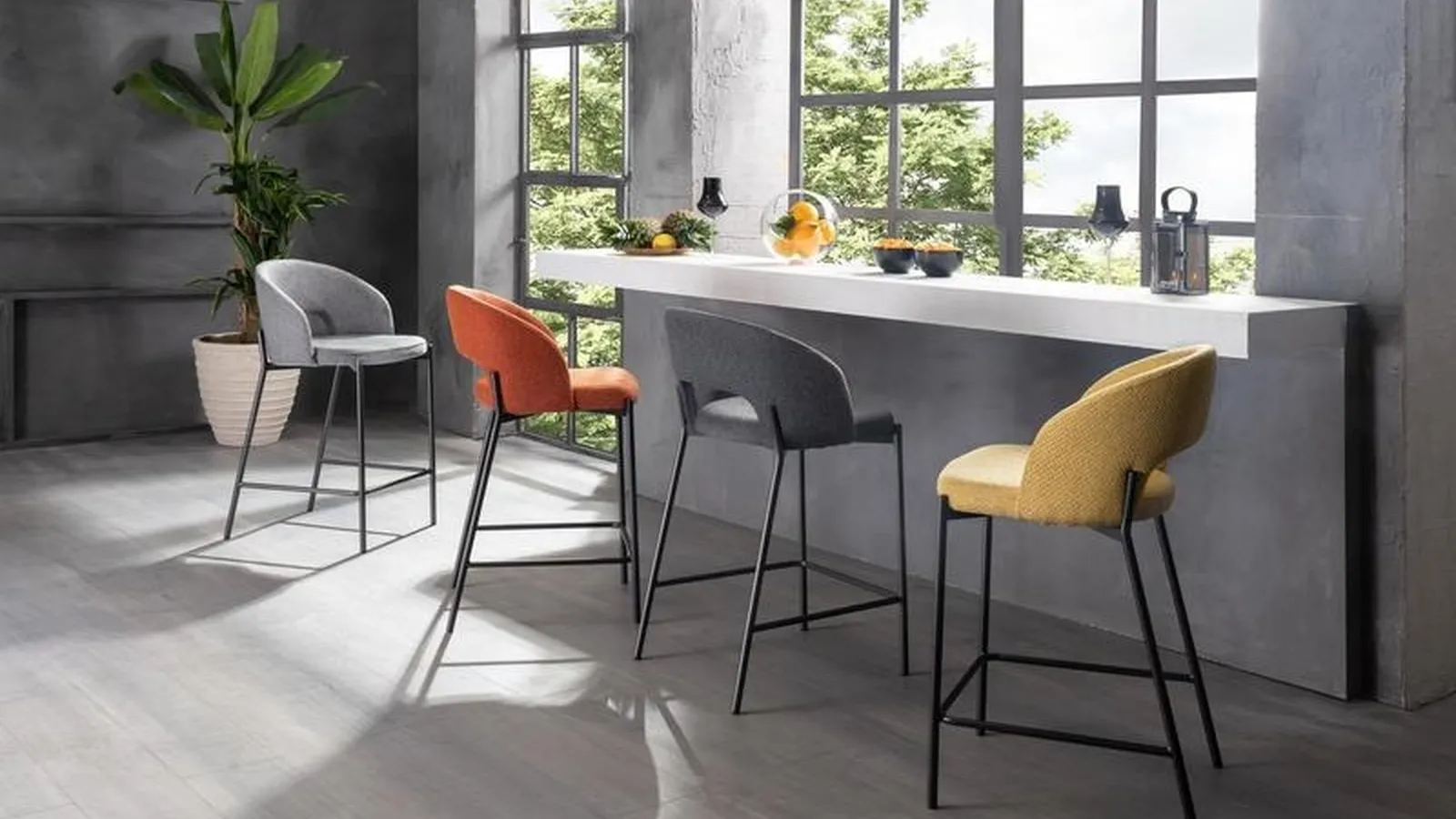 Sgabello Greta rivestito in tessuto imbottito in vari colori con gambe in metallo di Stones