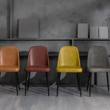 Sedia Tamara con seduta e schienale rivestiti in soft touch con gambe in metallo di Stones