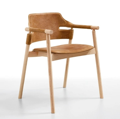 Sedia in cuoio e legno con braccioli Suite P L CU di Midj