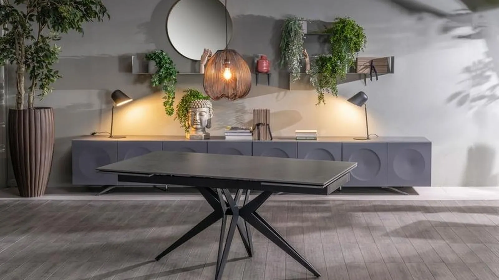 Tavolo allungabile Match 02 in ceramica grigio vintage con base a stella in metallo nero opaco di Stones