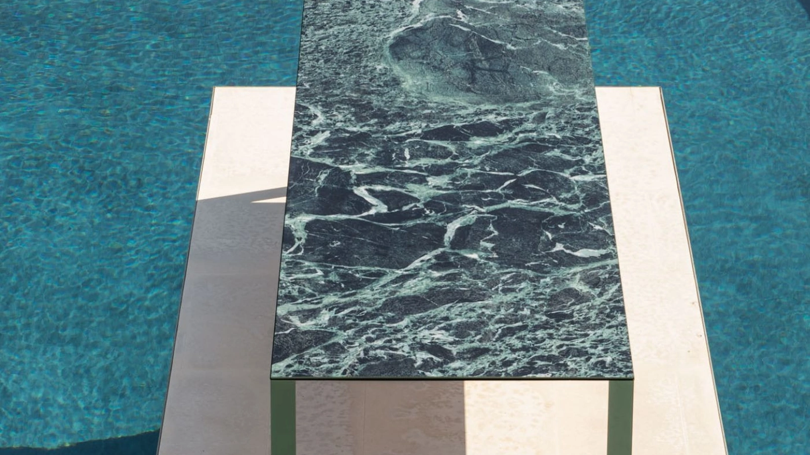 Tavolo Akashi in ceramica di Midj