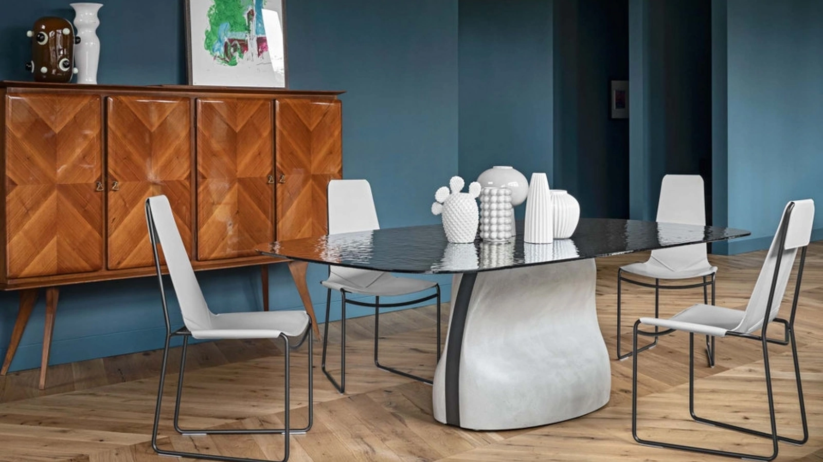 Tavolo con top in vetro bucciato fumé e base effetto cemento con inserto in cuoio Gran Sasso di Midj