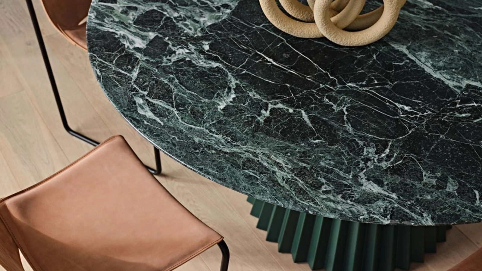 Tavolo rotondo con top in marmo e basamento centrale in metallo verniciato Plissé di Midj