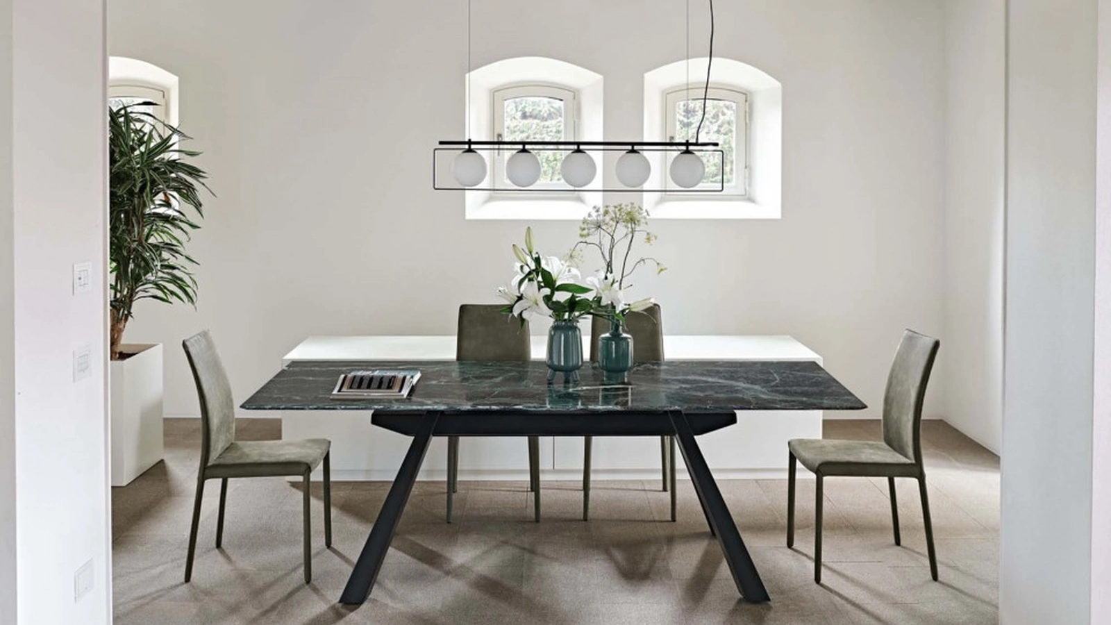 Tavolo Zeus MT in ceramica con struttura in metallo di Midj